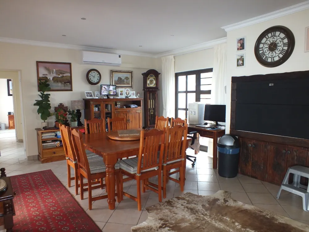 South Africa, Western Cape, Dana Bay, P. Mellifera Street, 21