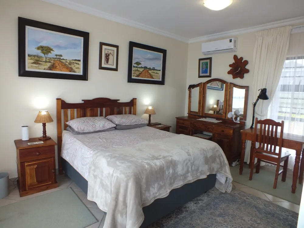 South Africa, Western Cape, Dana Bay, P. Mellifera Street, 21