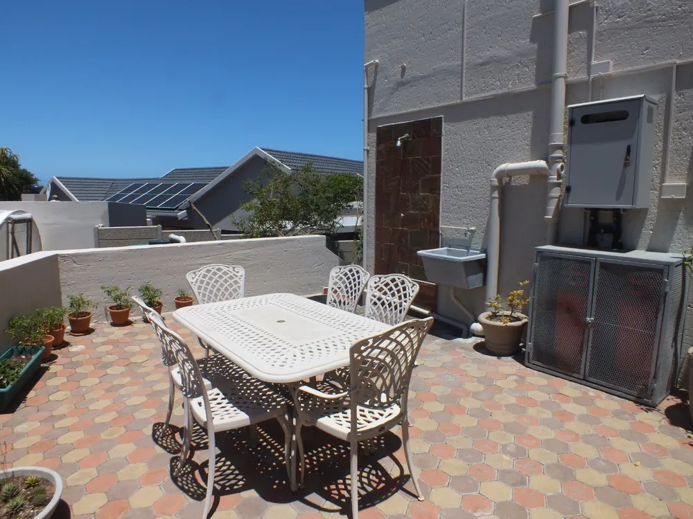 South Africa, Western Cape, Dana Bay, P. Mellifera Street, 21