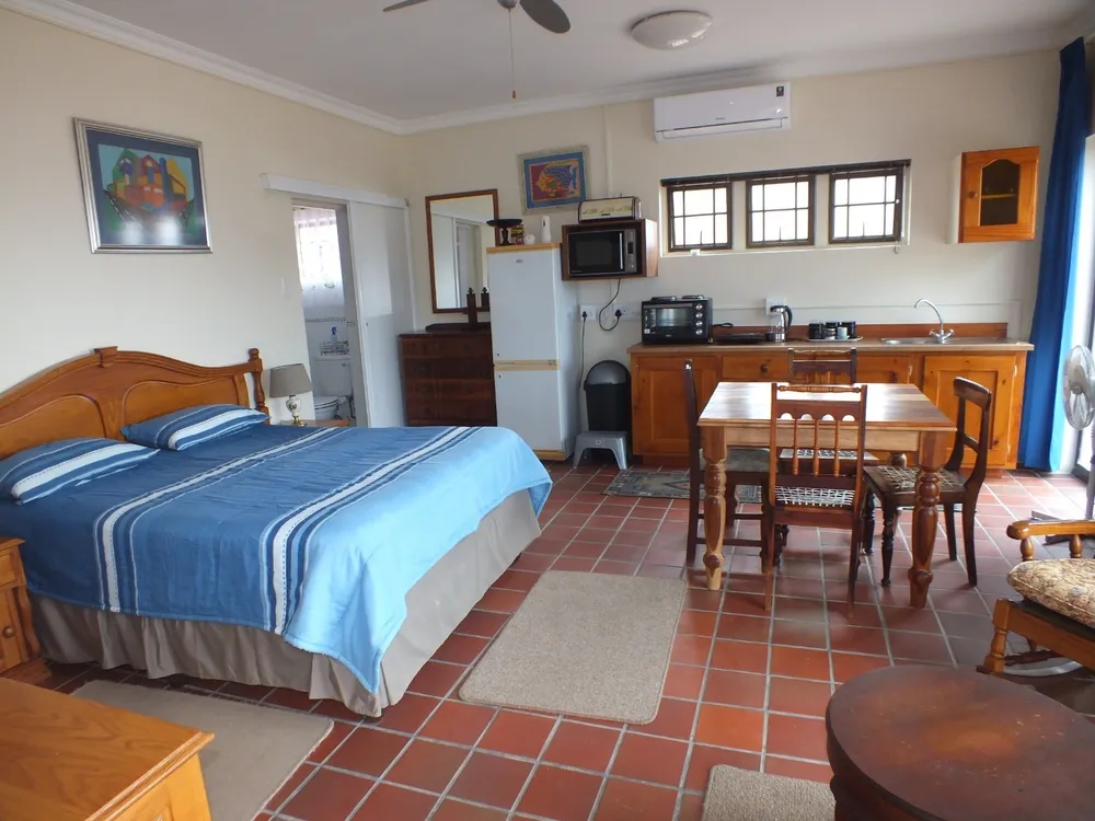 South Africa, Western Cape, Dana Bay, P. Mellifera Street, 21