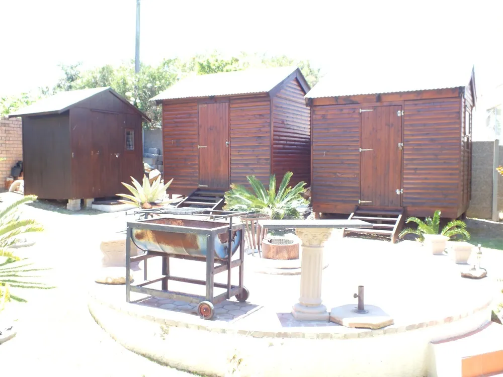 South Africa, Western Cape, Dana Bay, P. Mellifera Street, 21