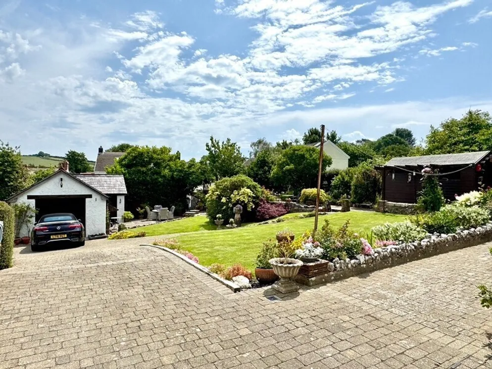 Property carousel item 4
