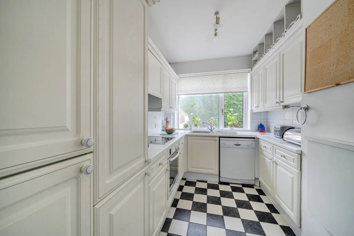 Bolton Avenue, Windsor, SL4 photo 3