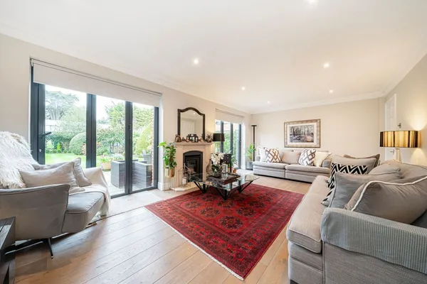 Village Close, Weybridge, KT13 photo 2