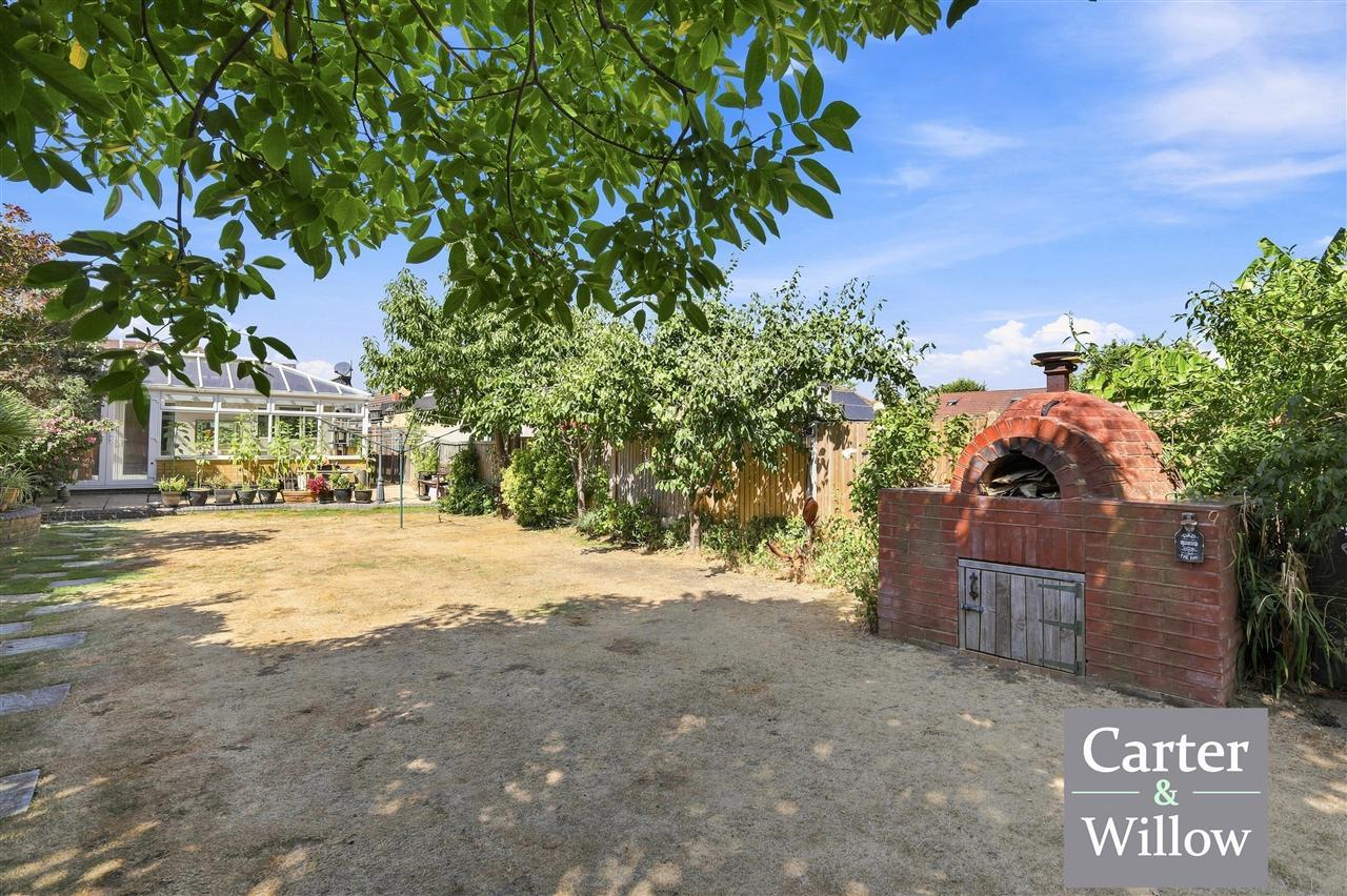 Mayswood Gardens, Essex Image 22