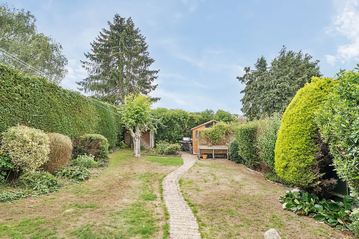 Queens Way, Marlborough, SN8 photo 3