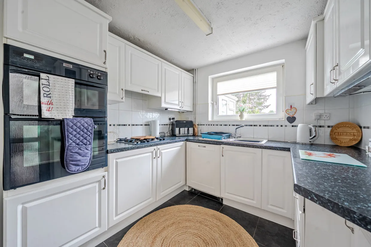 Queens Way, Marlborough, SN8 photo 6