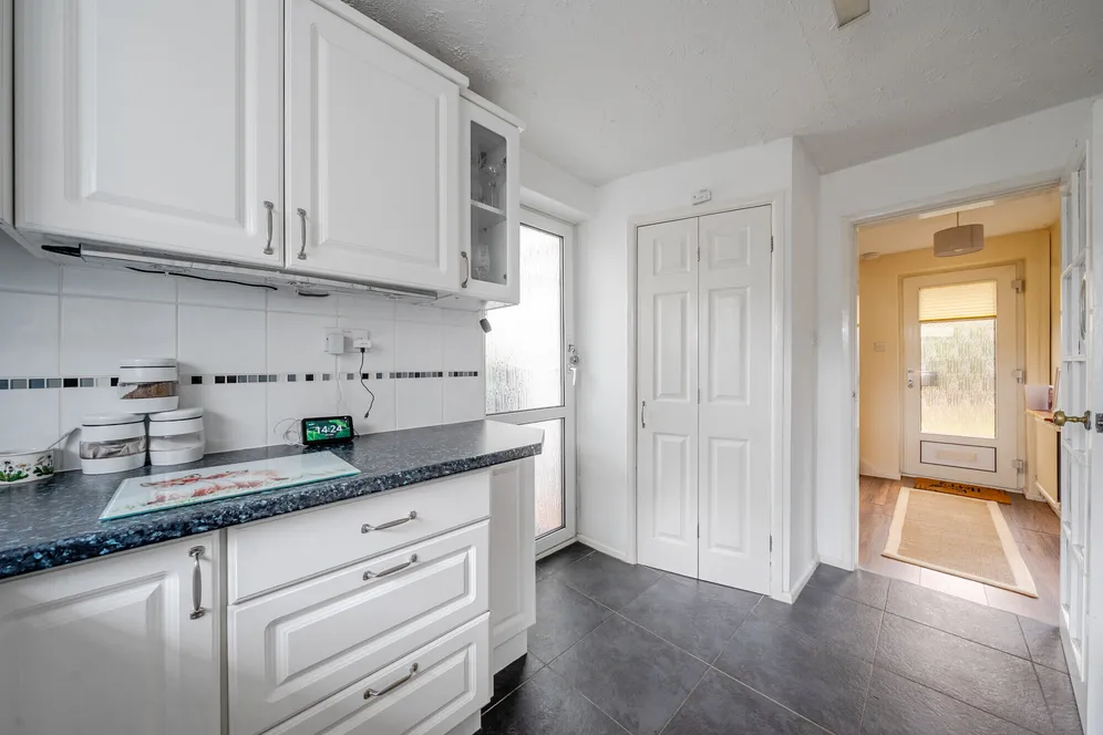 Queens Way, Marlborough, SN8 photo 9