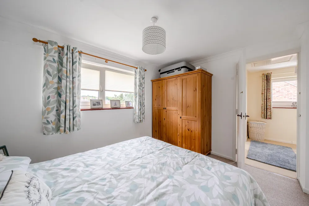 Queens Way, Marlborough, SN8 photo 12