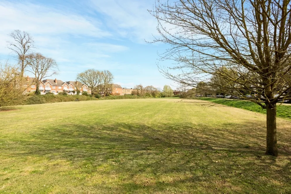 Buckingham Gardens, West Molesey KT8 photo 2