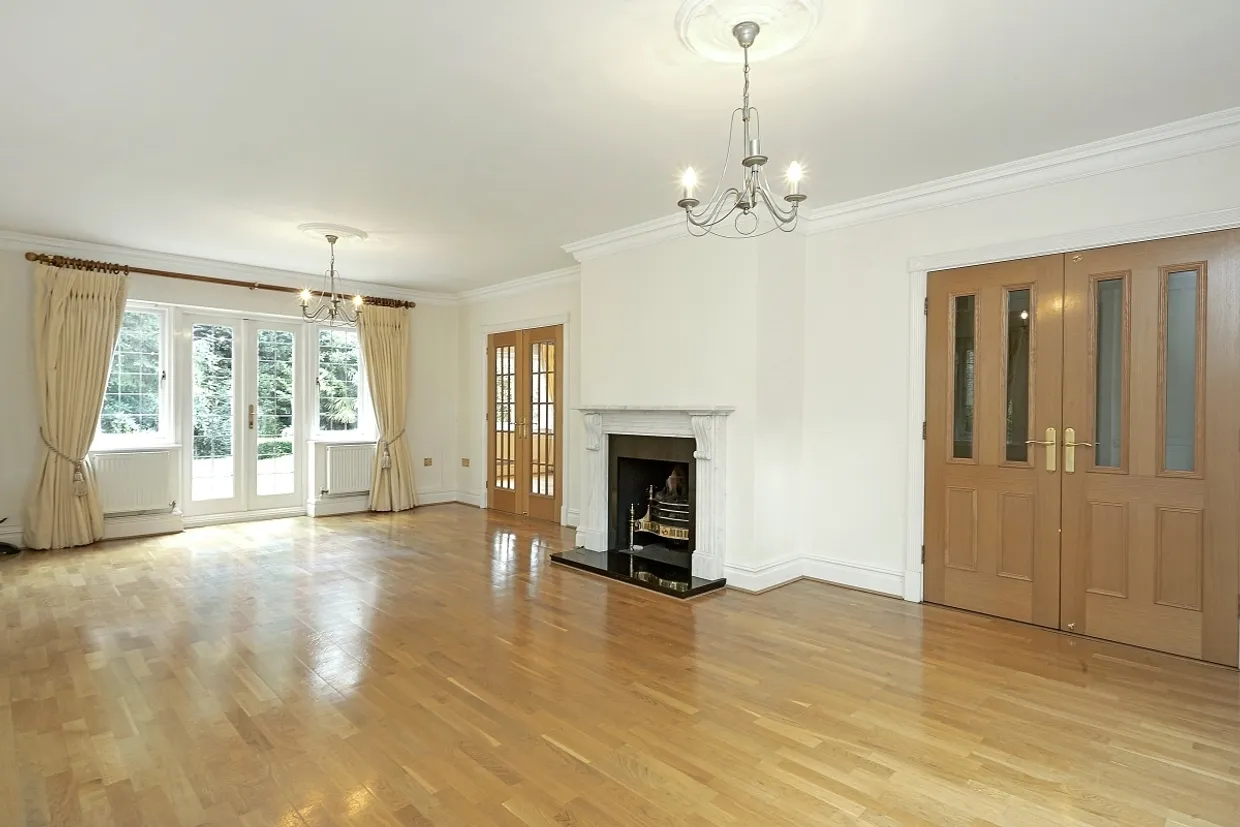 Caerleon Close, Claygate KT10 photo 4