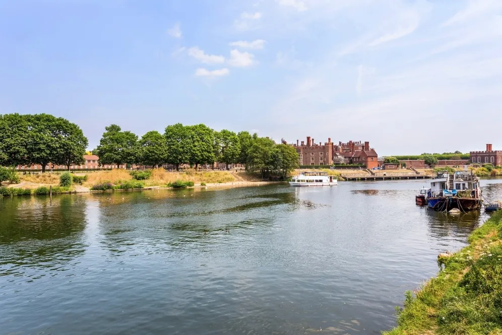 Buckingham Gardens, West Molesey KT8 photo 5