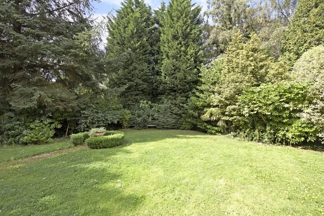 Caerleon Close, Claygate KT10 photo 8