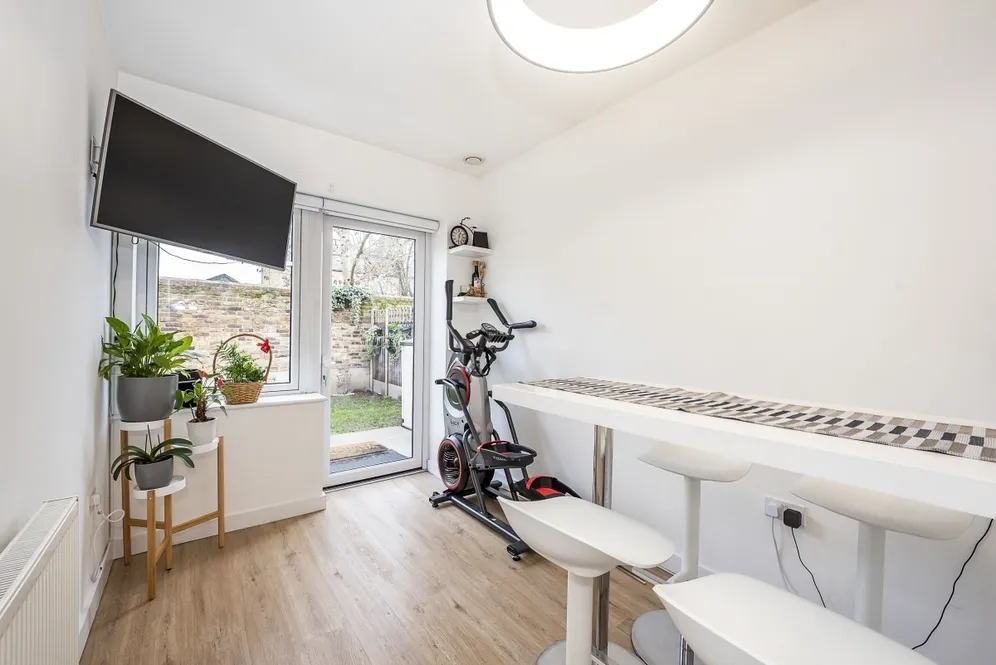 Pears Road, Hounslow, TW3 photo 9