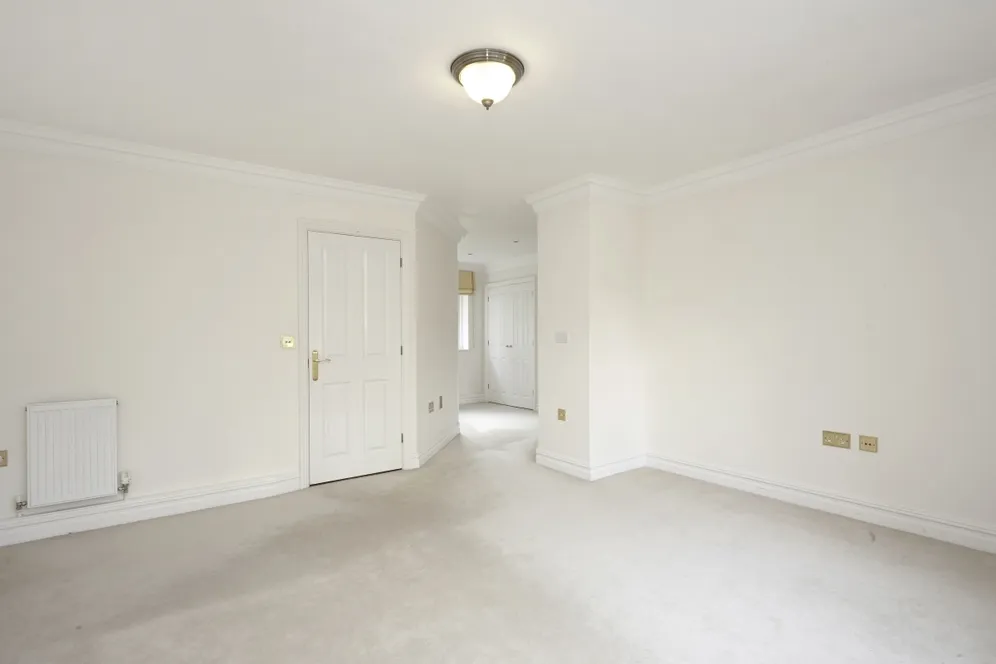 Caerleon Close, Claygate KT10 photo 9