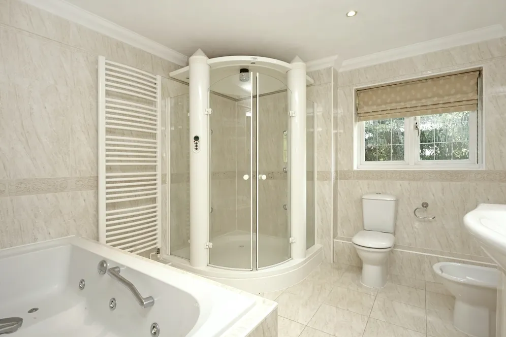 Caerleon Close, Claygate KT10 photo 10