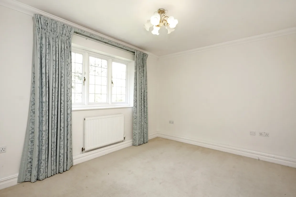 Caerleon Close, Claygate KT10 photo 11