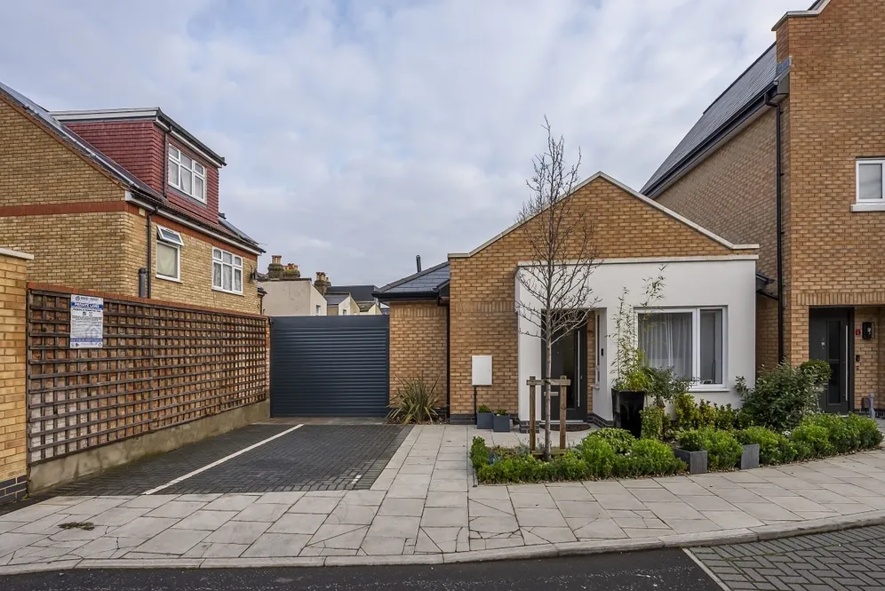 Pears Road, Hounslow, TW3 photo 12