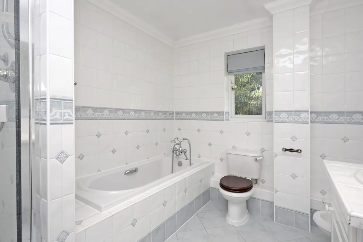 Caerleon Close, Claygate KT10 photo 12