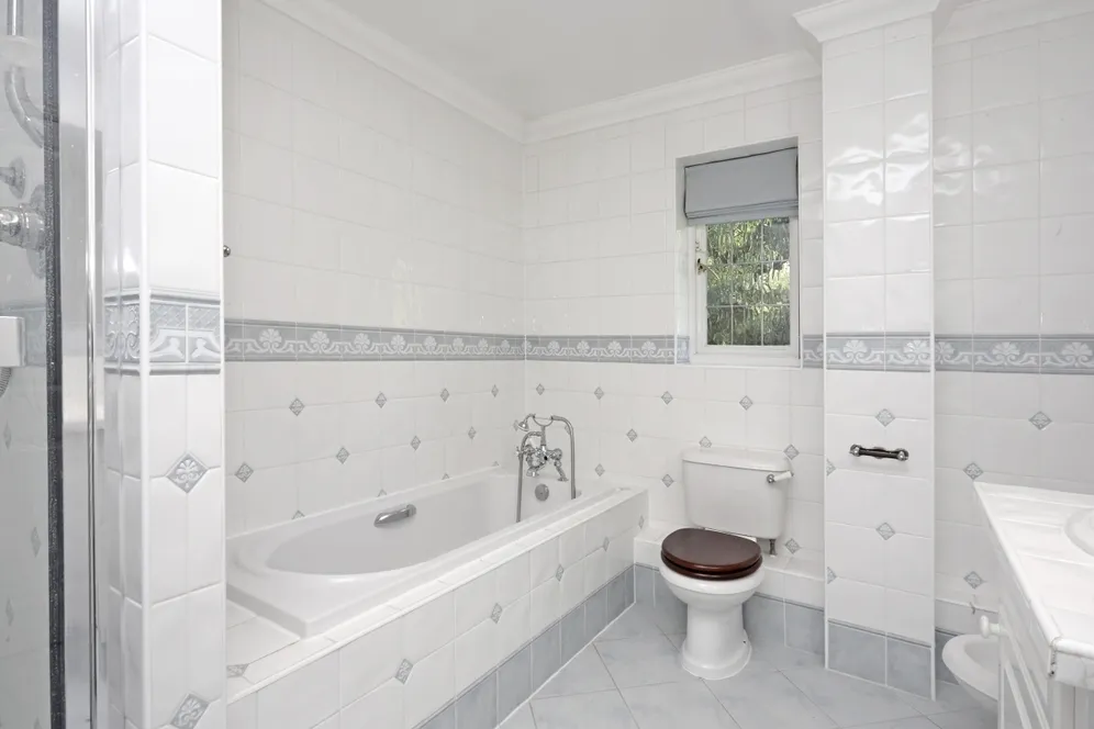 Caerleon Close, Claygate KT10 photo 12