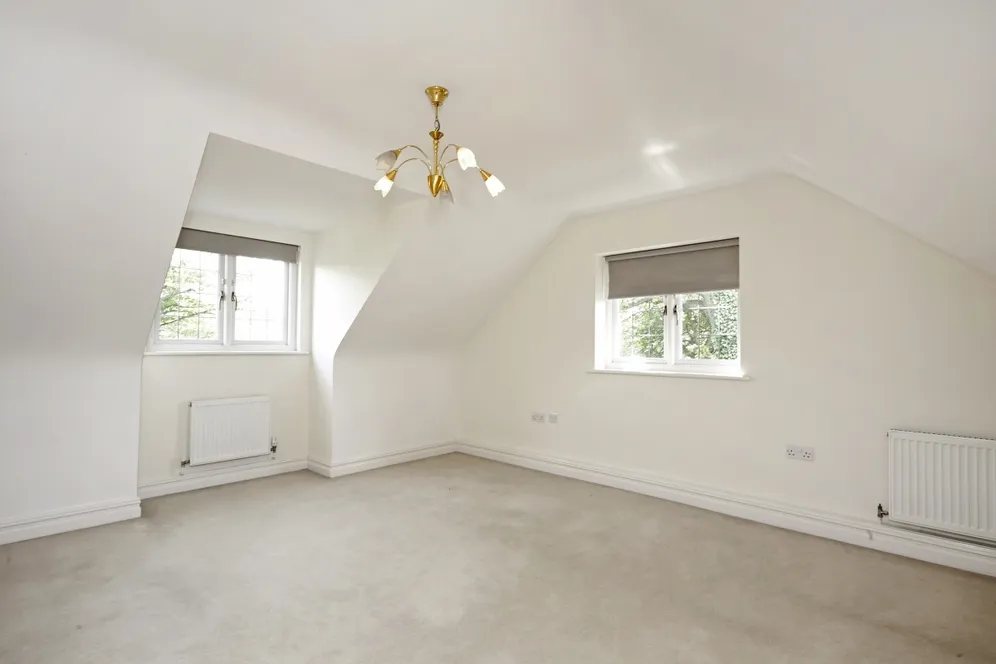 Caerleon Close, Claygate KT10 photo 15