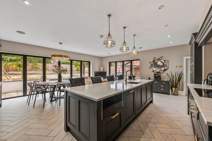 Property carousel image 6