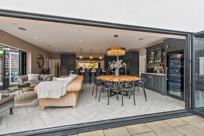 Property carousel image 9
