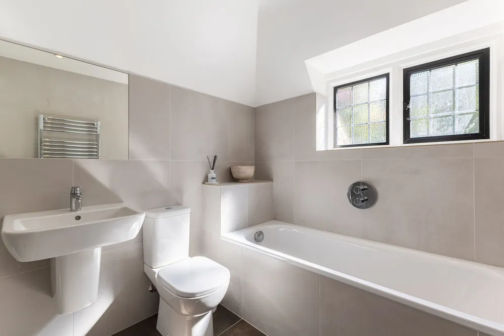 Grantley Avenue, Guildford, GU5 photo 17