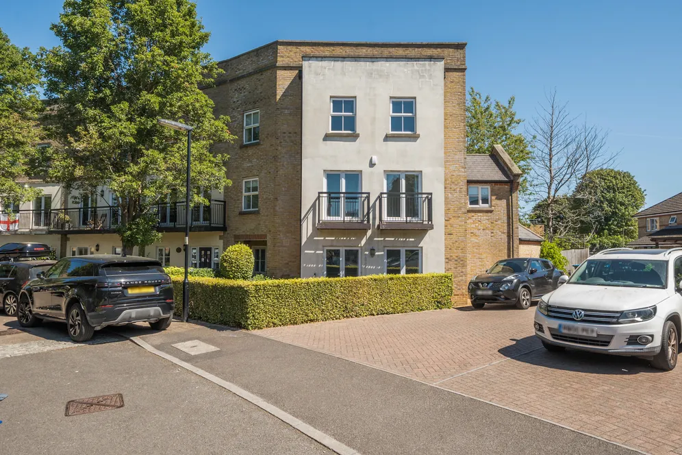 Alexander Crescent, Caterham, CR3 photo 2