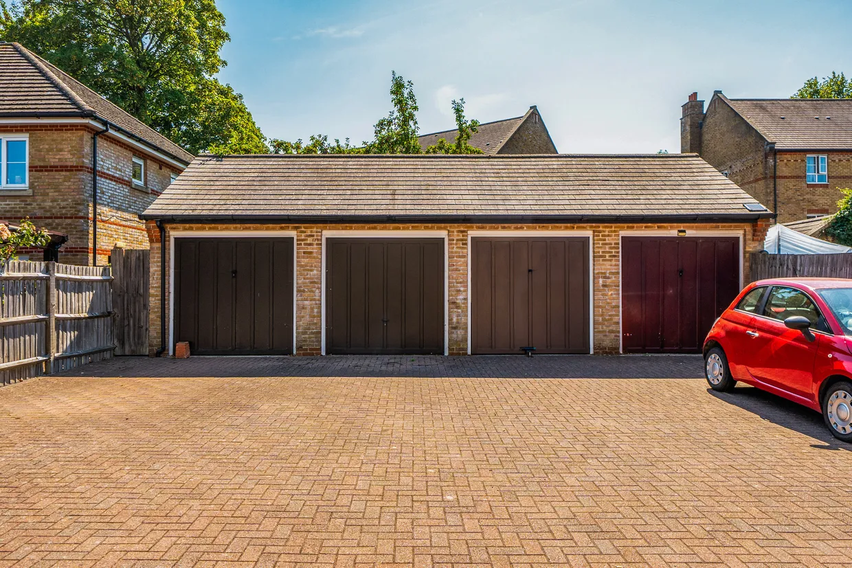 Alexander Crescent, Caterham, CR3 photo 11