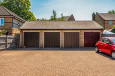 Alexander Crescent, Caterham, CR3 photo 11