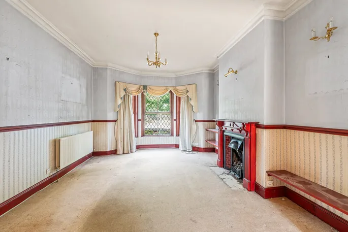 Property carousel image 3