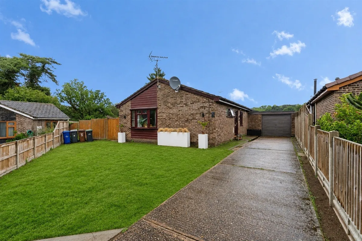 Stuart Close, Brandon