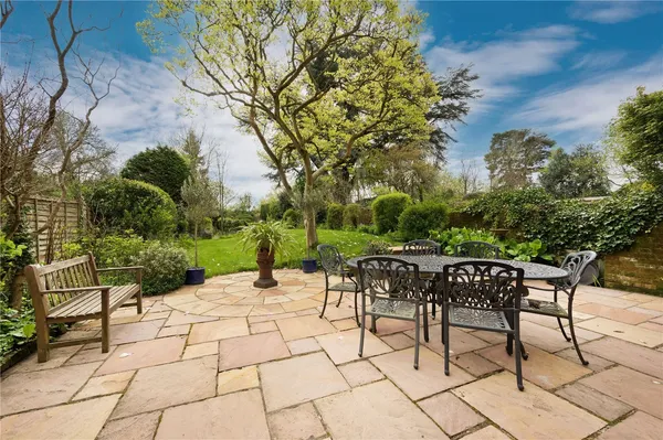 Perry Hill, Worplesdon, GU3 photo 2
