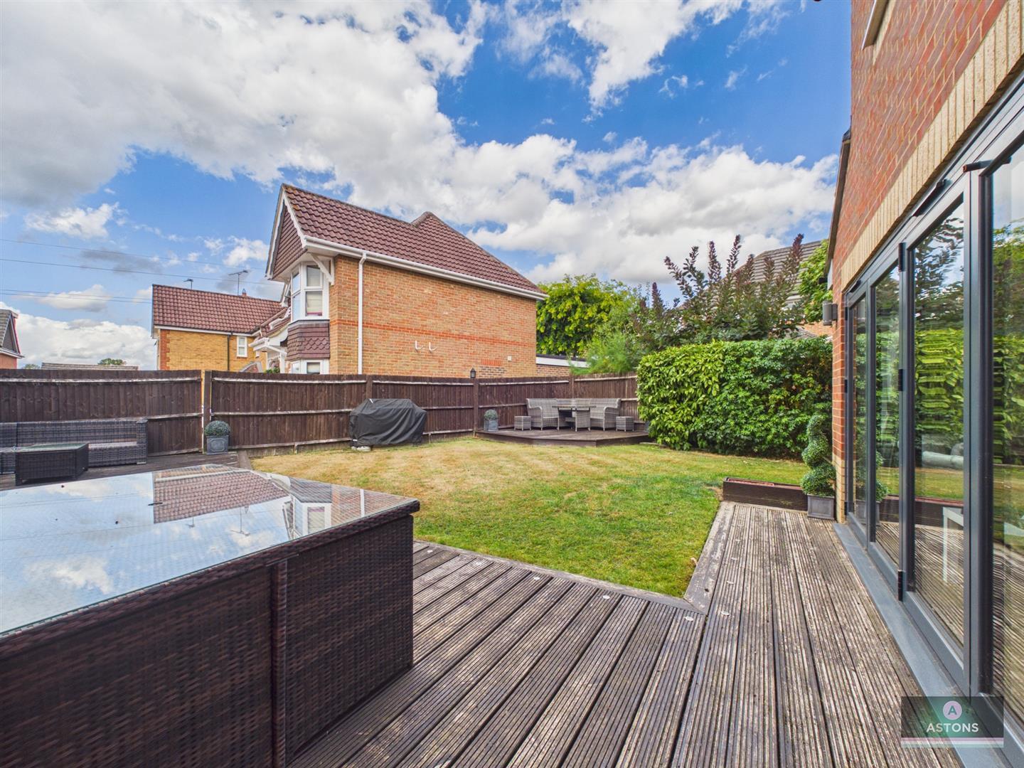 Henley Close, Maidenbower, Crawley Image 4