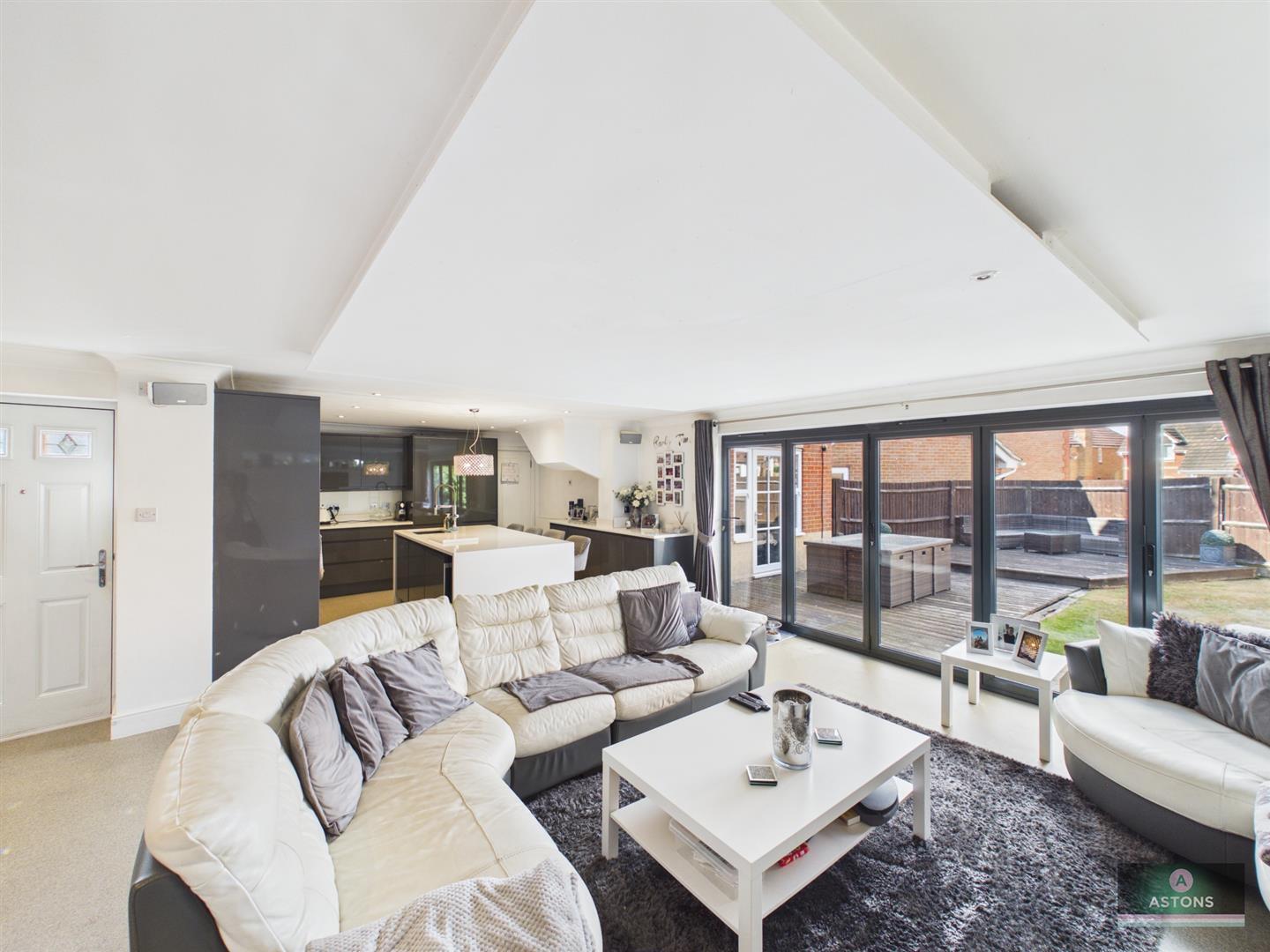 Henley Close, Maidenbower, Crawley Image 5