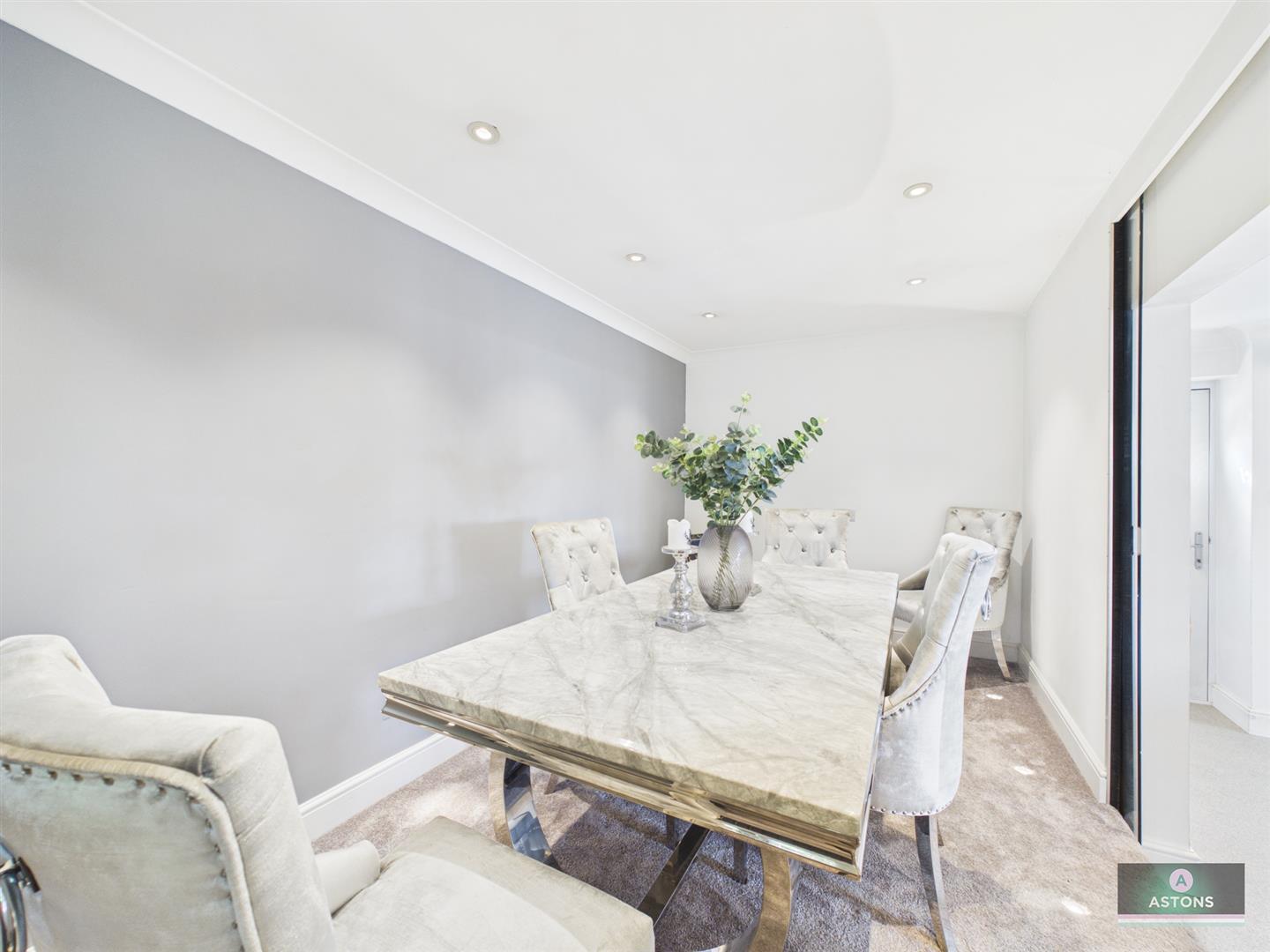 Henley Close, Maidenbower, Crawley Image 6