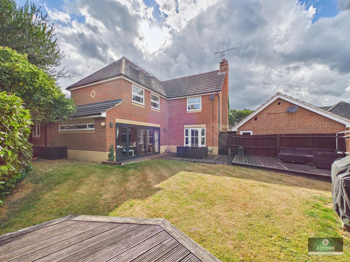 Henley Close, Maidenbower, Crawley Image 8