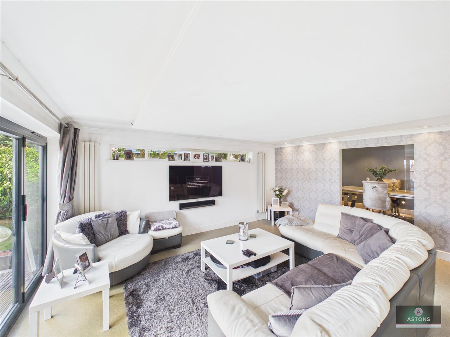 Henley Close, Maidenbower, Crawley Image 11