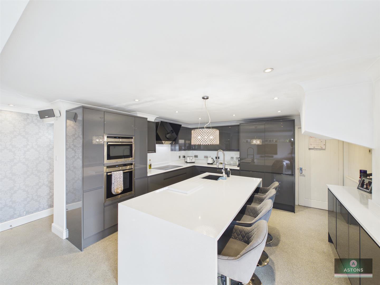 Henley Close, Maidenbower, Crawley Image 12