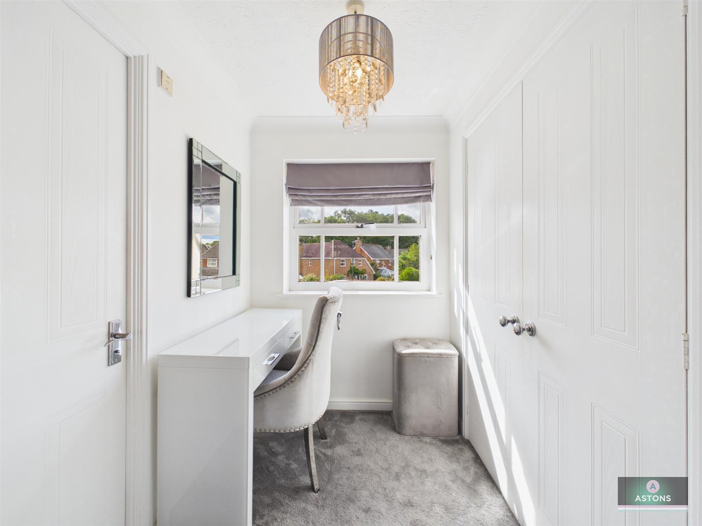 Henley Close, Maidenbower, Crawley Image 17