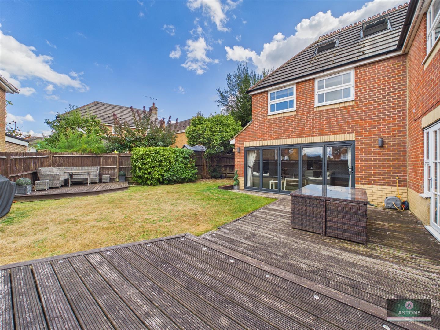 Henley Close, Maidenbower, Crawley Image 24