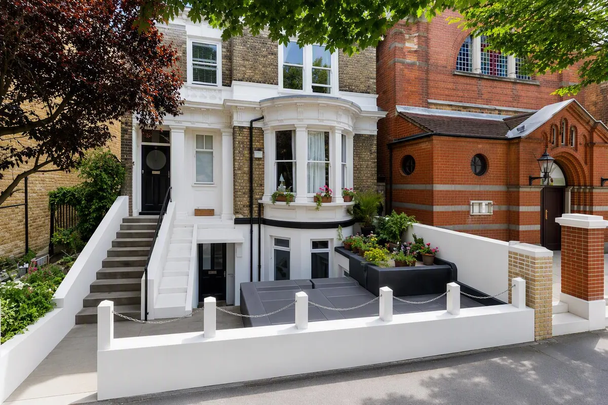 Altenburg Gardens, LONDON
