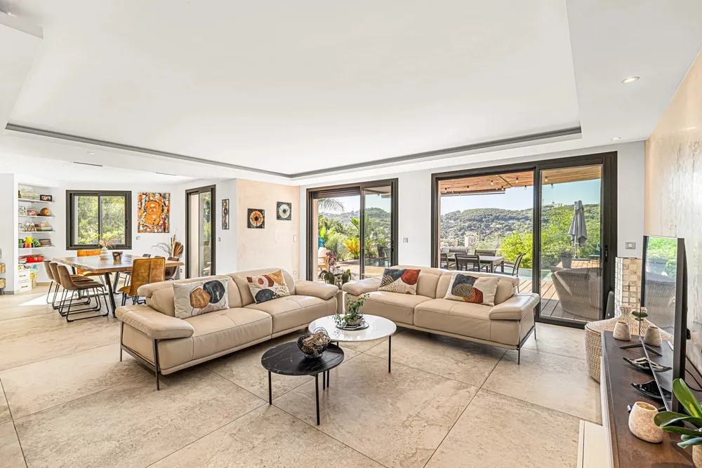Cannes, 06220, France