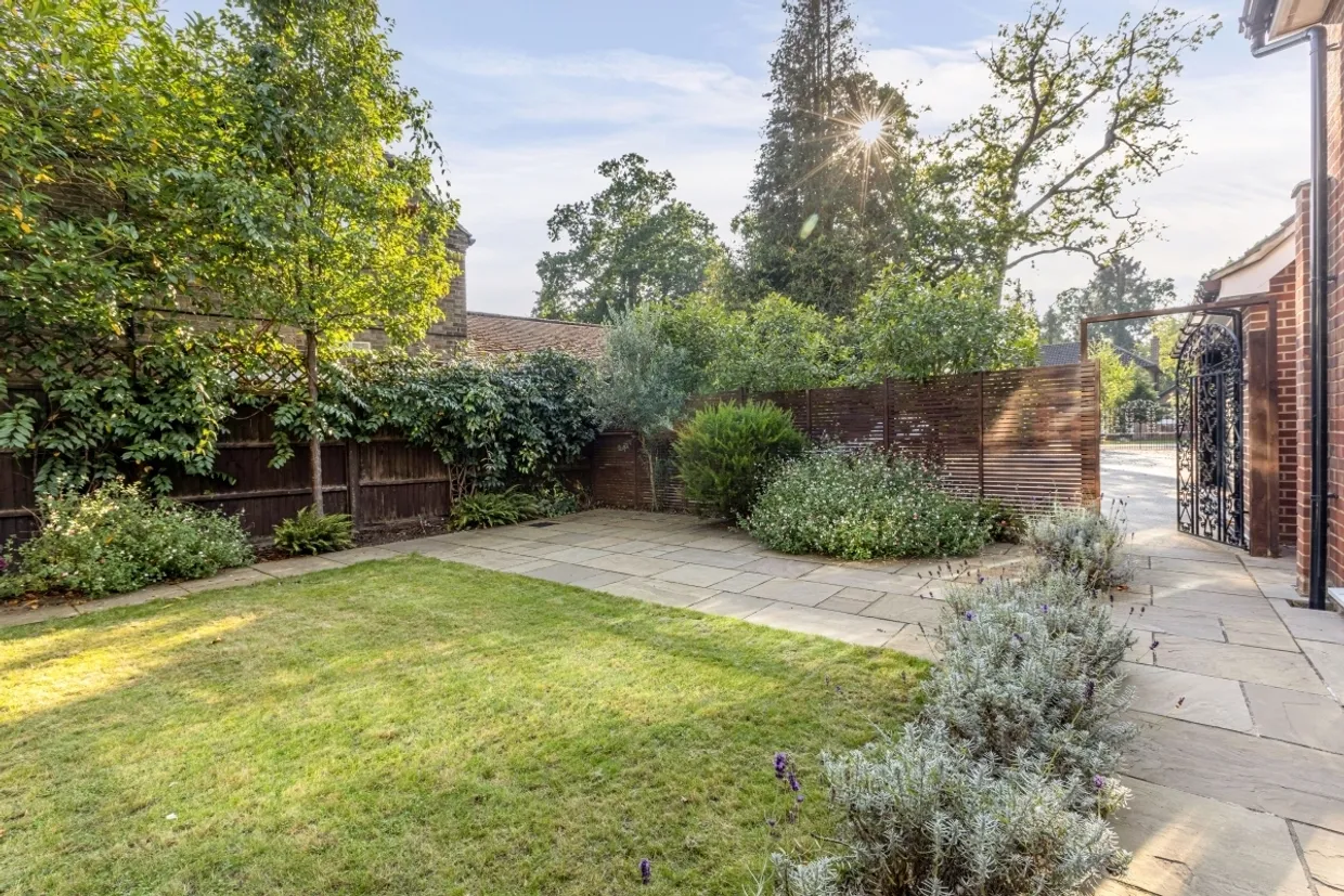 Dartnell Park Road West Byfleet KT14 photo 25