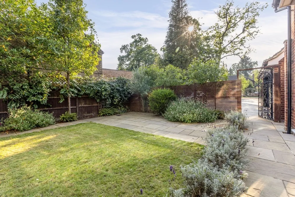 Dartnell Park Road West Byfleet KT14 photo 25