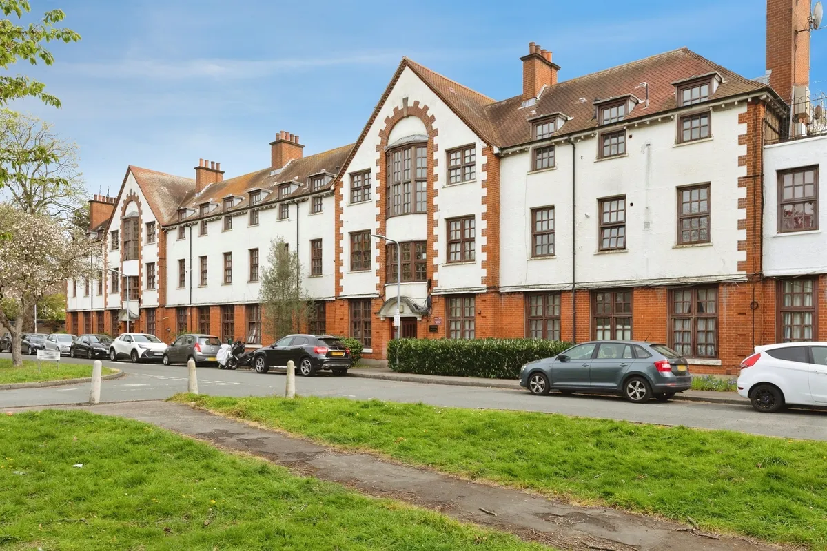 Brading Crescent, London