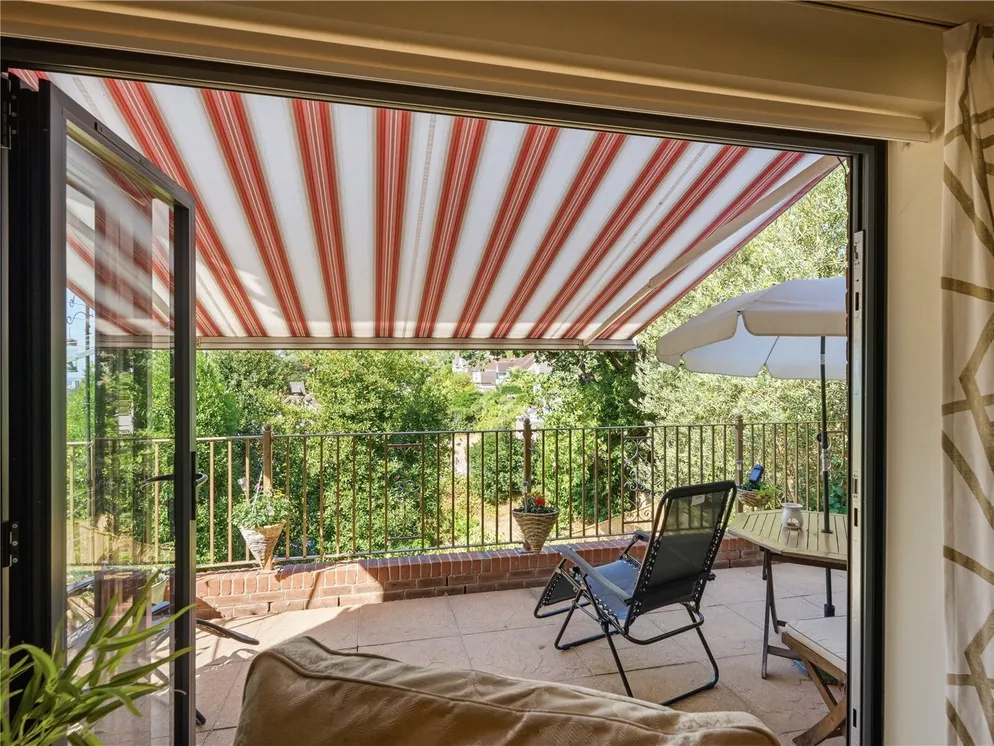 Property carousel item 4