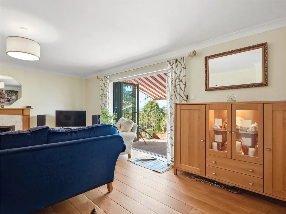 Property carousel item 6