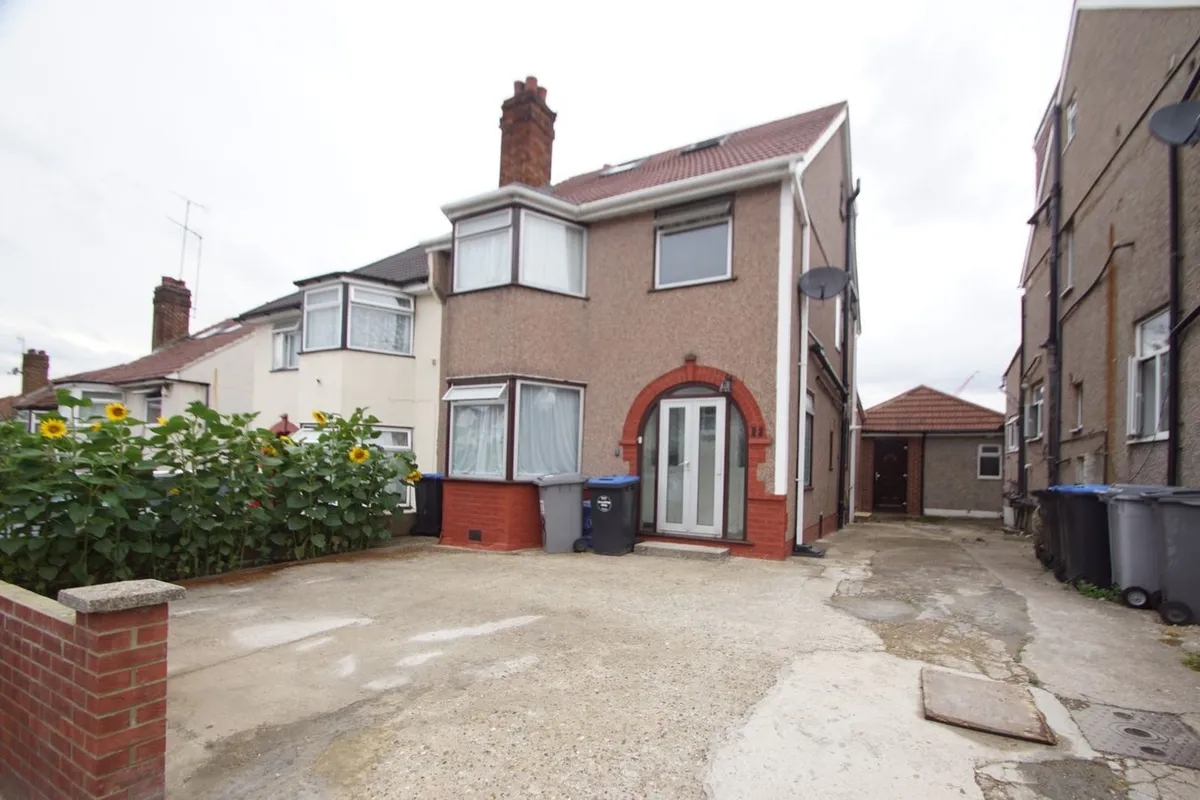 Crest Road, London, NW2